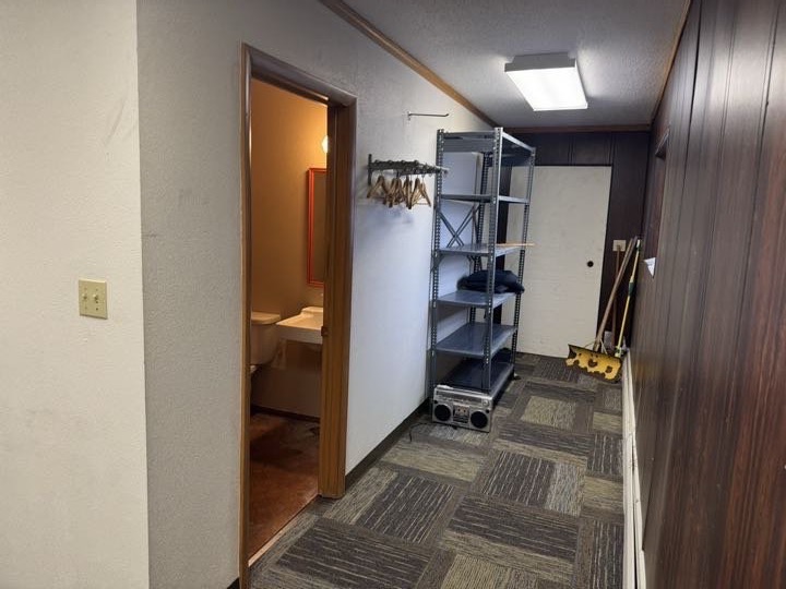 Suite B back hallway leading to bathroom